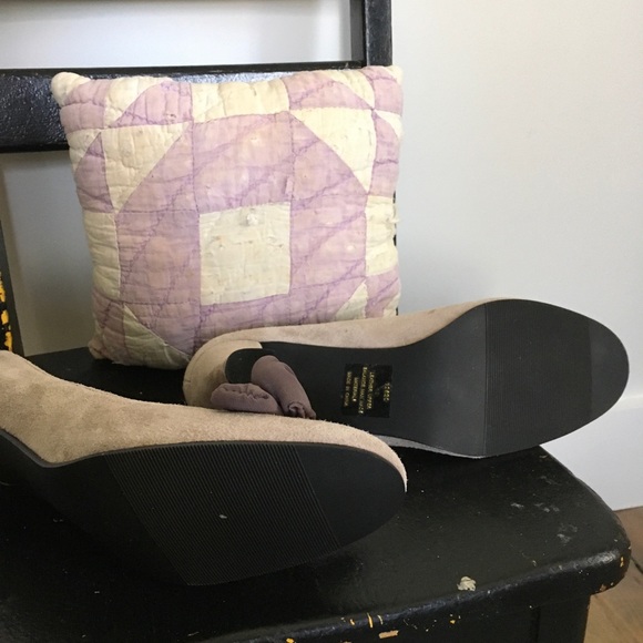 🔴 SOLD Cami Suede Natural Pumps with Bow - Picture 3 of 6